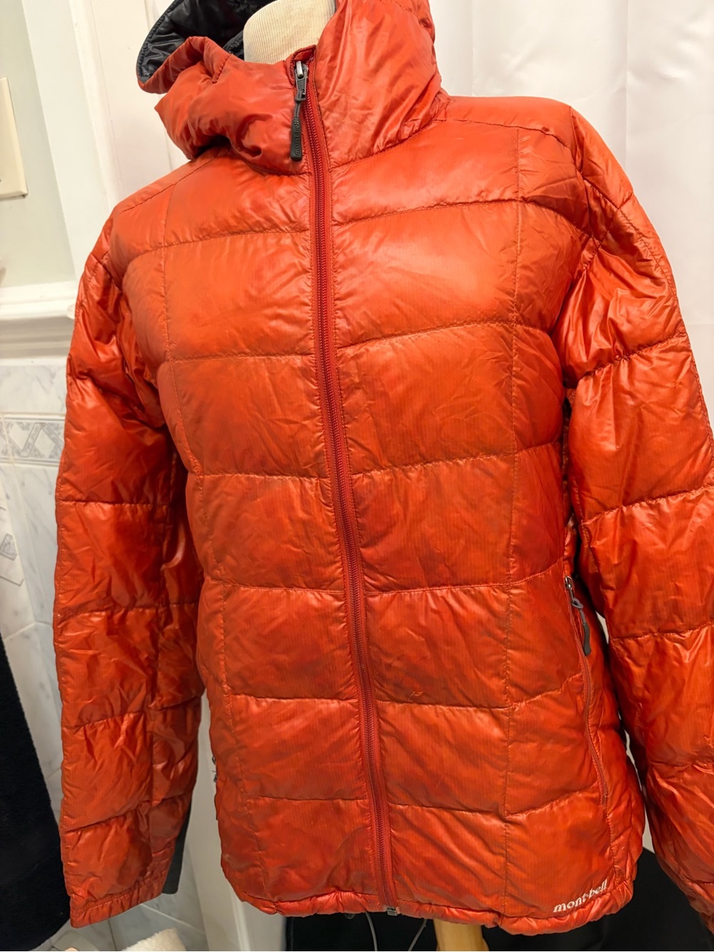 Mont Bell Men's 800 FP hooded quilted puffer Jacket - Lightweight Warmth